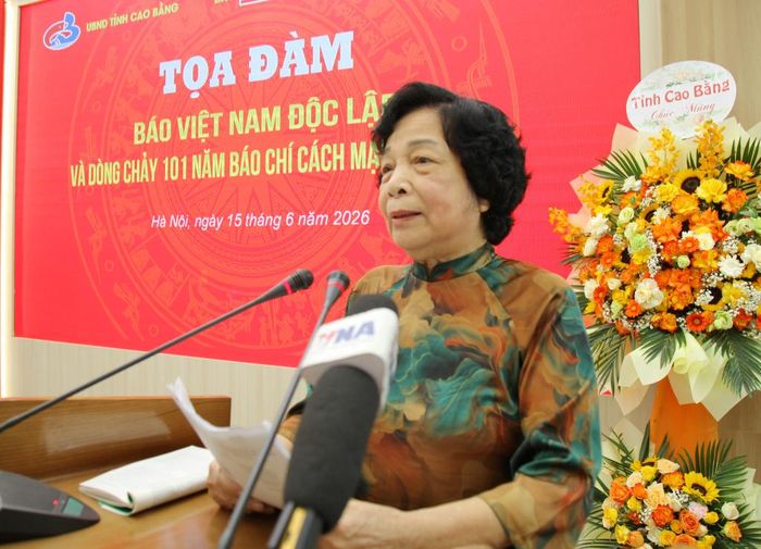 Bà Nông Thị Tố Hoàn, nguyên phóng viên Báo Việt Nam Độc lập, nguyên Phó Trưởng Ban Dân vận Tỉnh ủy Thái Nguyên phát biểu tham luận.