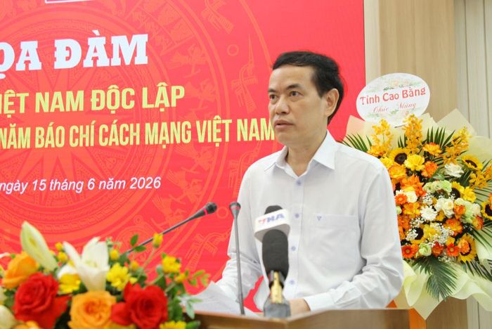 Đồng chí Sầm Việt An, Tỉnh ủy viên, Giám đốc Báo và Phát thanh, truyền hình Cao Bằng phát biểu tham luận.
