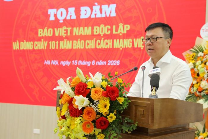 Đồng chí Lê Quốc Minh, Ủy viên Trung ương Đảng, Tổng Biên tập Báo Nhân Dân, Chủ tịch Hội Nhà báo Việt Nam phát biểu đề dẫn buổi tọa đàm.