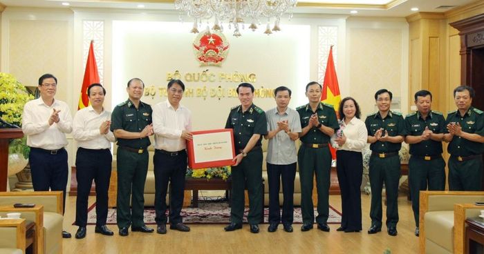 Lãnh đạo tỉnh tặng quà lưu niệm Đảng ủy - Bộ Tư lệnh Bộ đội Biên phòng tại buổi gặp mặt.