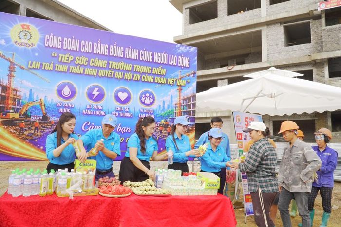 Liên đoàn Lao động tỉnh tổ chức Chương trình “Tiếp sức công trường trọng điểm” cho các công nhân đang làm việc tại công trường.
