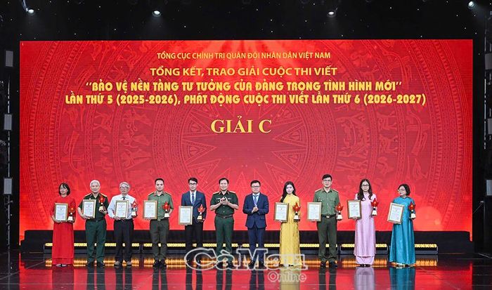Nhà báo Đỗ Hoàng Lam (phóng viên Báo và phát thanh, truyền hình Cà Mau) nhận giải C Cuộc thi viết “Bảo vệ nền tảng tư tưởng của Đảng trong tình hình mới” lần thứ V (2025-2026), do Báo Quân đội nhân dân phối hợp Hội Nhà báo Việt Nam tổ chức.