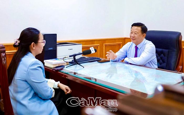 Ðồng chí Hồ Trung Việt, Ủy viên Ban Thường vụ Tỉnh ủy, Trưởng ban Tuyên giáo và Dân vận Tỉnh ủy, trả lời phóng viên Báo và phát thanh, truyền hình Cà Mau về vai trò của báo chí trong bảo vệ nền tảng tư tưởng của Ðảng.