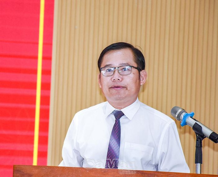 Phó Hiệu trưởng Trường Chính trị tỉnh Lê Quốc Khởi phát biểu tại lễ khai giảng.