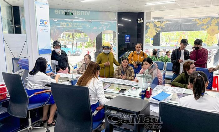 Nhân viên VNPT Cà Mau tích cực hỗ trợ người dân đến xác thực thuê bao.