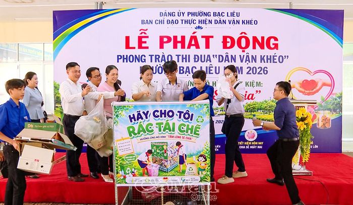 Đại biểu và đoàn viên, học sinh tích cực hưởng ứng quyên góp rác thải tái chế để gây quỹ cho mô hình tiết kiệm “Tấm lòng sẻ chia”.