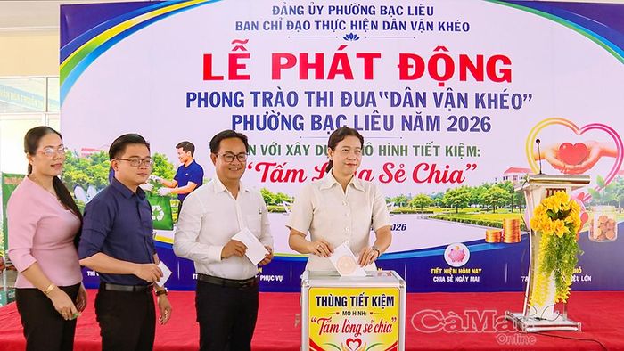 Bí thư Đảng ủy phường Bạc Liêu Tô Việt Thu cùng cán bộ, đảng viên tham gia quyên góp.