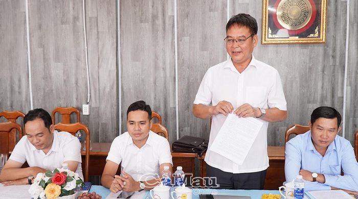  Trưởng phòng Kinh tế xã Đất Mũi Phan Văn Nam kiến nghị về chính sách hỗ trợ đi lại cho cán bộ, công chức, viên chức ở cách nơi làm việc trên 15 km, nhằm giảm bớt gánh nặng chi phí.
