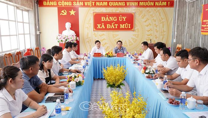 Đoàn công tác Ban Tuyên giáo và Dân vận Tỉnh ủy làm việc với xã Đất Mũi.
