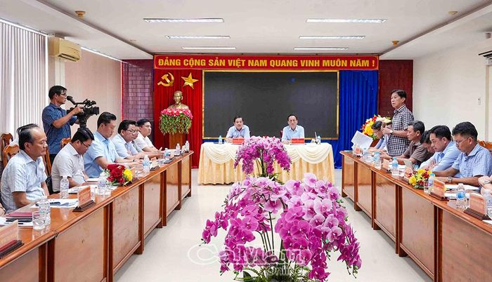  Phó Bí thư Tỉnh ủy, Chủ tịch HĐND tỉnh Phạm Văn Thiều và Phó Chủ tịch UBND tỉnh Huỳnh Chí Nguyện chủ trì buổi làm việc với các chủ đầu tư, nhà thầu, lãnh đạo địa phương để nghe báo cáo tình hình thực hiện các dự án.