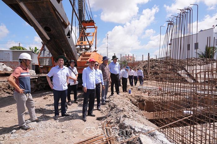  Đoàn khảo sát thực tế Dự án đường Vành đai trong (ảnh trên) và Dự án đường Vành đai ngoài thành phố Bạc Liêu (giai đoạn 1), do Ban Quản lý dự án đầu tư xây dựng công trình giao thông tỉnh làm chủ đầu tư.