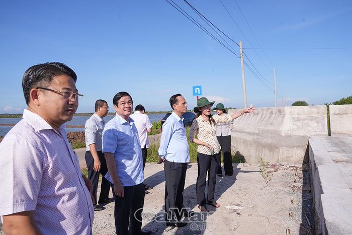 Tổ giám sát số 3 trao đổi với đơn vị thi công về tiến độ thực hiện Dự án xây dựng tuyến đường từ cầu Tư Cồ đến chùa Linh Ứng.