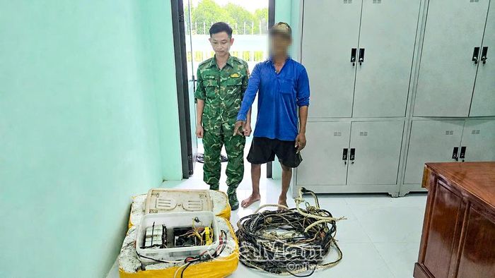 Ông Phạm Văn Nghiệp bàn giao bộ dụng cụ kích điện khai thác thủy sản cho cán bộ Đồn Biên phòng Nhà Mát