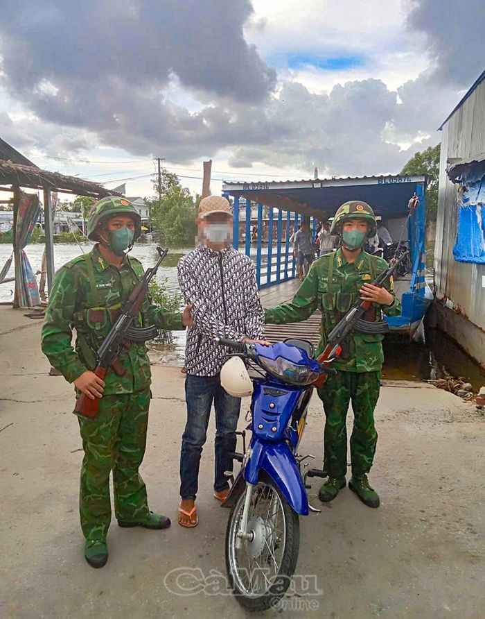 Tổ công tác Đồn Biên phòng Cái Cùng bắt giữ đối tượng nghi tàng trữ trái phép chất ma túy.