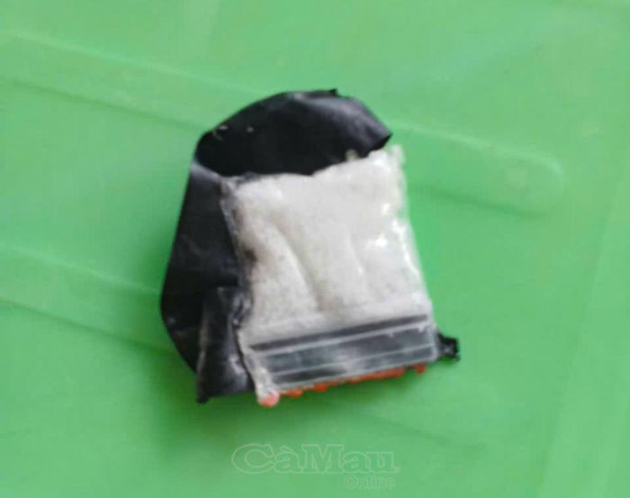 Tang vật thu giữ tại hiện trường, đối tượng khai nhận là chất ma túy.