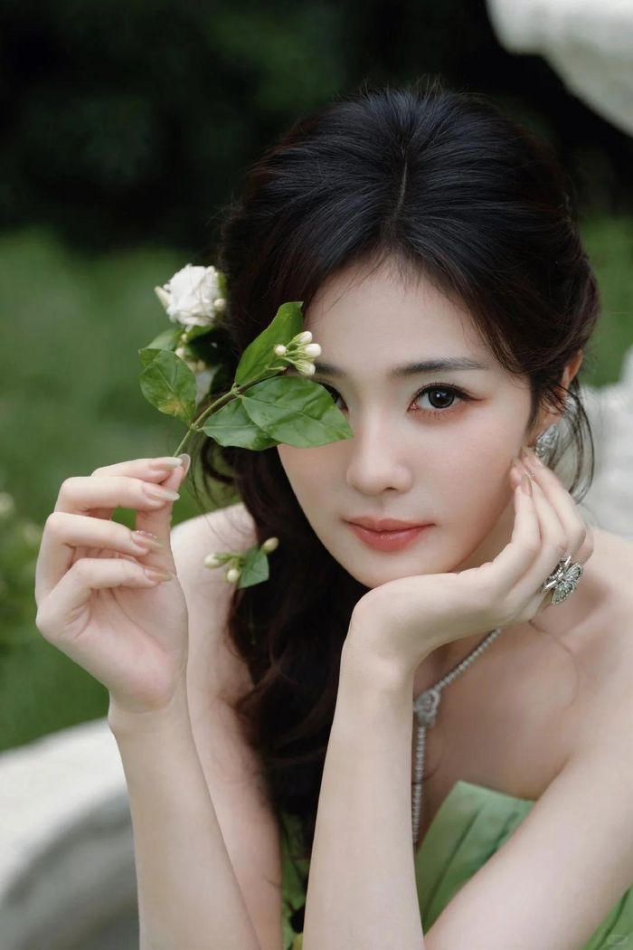 Mỹ nhân Trung Quốc bị nghi dựa vào quyền lực của bạn trai để thăng tiến trong ngành giải trí. Ảnh: Sina.