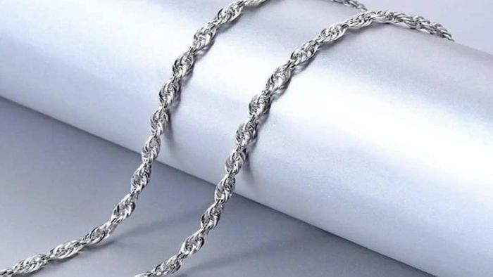 Dây chuyền bạc sau một thời gian sử dụng thường sẽ bị xỉn màu. Ảnh minh họa