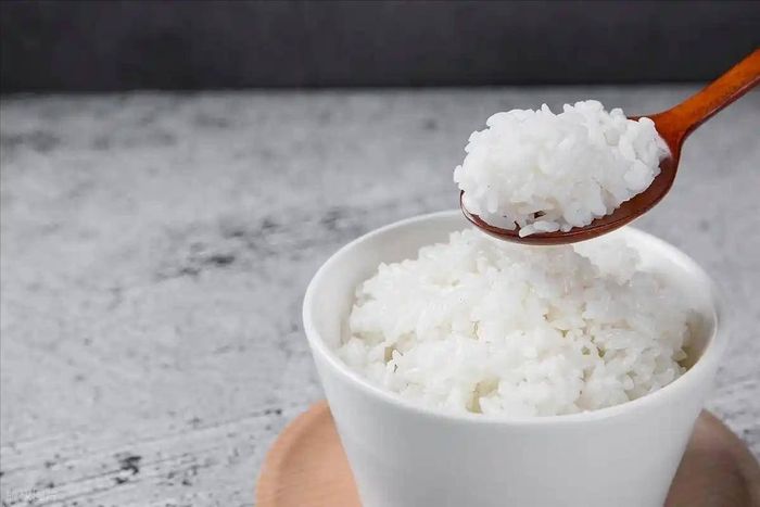 Việc bảo quản và hâm nóng nhiều lần còn có thể làm giảm giá trị dinh dưỡng của cơm. Ảnh minh họa