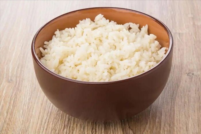 Việc đánh giá độ an toàn của cơm chỉ bằng cảm quan có thể tiềm ẩn nhiều rủi ro. Ảnh minh họa