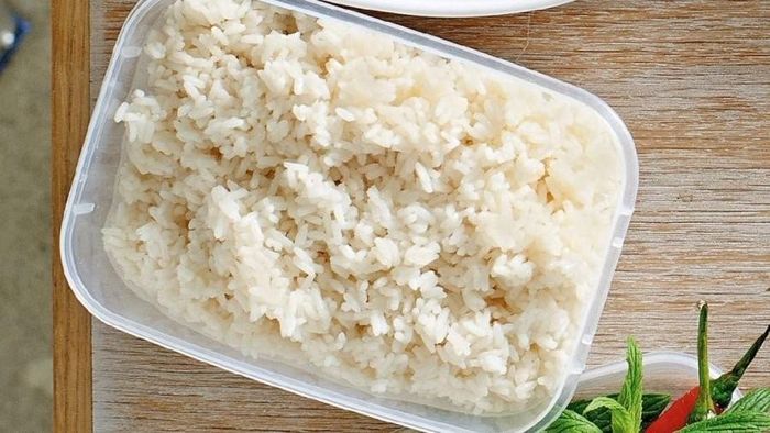 Cơm để qua đêm là thực phẩm quen thuộc trong nhiều gia đình. Ảnh minh họa