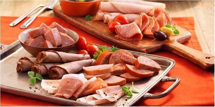 Thịt xông khói, xúc xích, giăm bông và nhiều loại thịt ăn sáng chế biến sẵn khác thường chứa hàm lượng natri và chất béo bão hòa cao. Ảnh minh họa