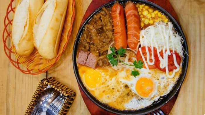 Bánh mì chảo là điểm nhấn độc đáo của nền ẩm thực TP. HCM. Ảnh: Internet.