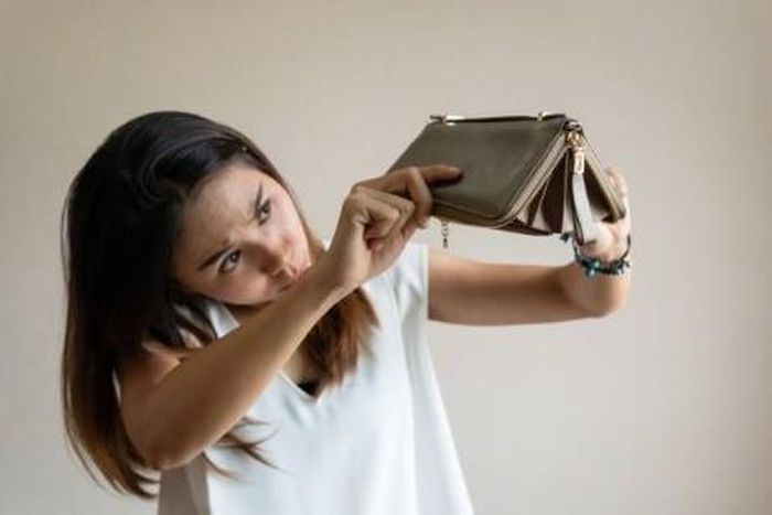 Nhiều người có thu nhập tăng qua từng năm nhưng khoản tiết kiệm vẫn không cải thiện do chi tiêu vượt kế hoạch. Ảnh minh họa.