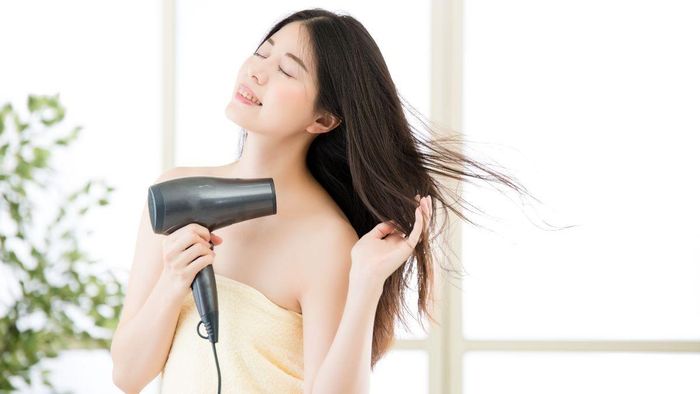 Sấy tóc ở nhiệt độ mát hoặc ấm sẽ giúp tóc giảm tình trạng khô xơ. Ảnh minh họa