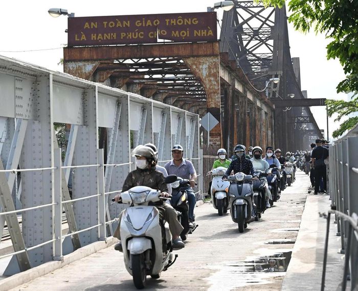 Hà Nội ngày nắng nóng nhưng sẽ xuất hiện mưa rào và dông rải rác, tập trung chủ yếu vào chiều tối và đêm. Ảnh minh họa