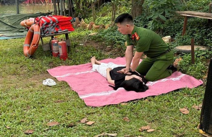 Đội Cảnh sát PCCC và CNCH trên sông hướng dẫn kỹ thuật hồi sinh tim phổi (CPR), sơ cấp cứu ban đầu cho nạn nhân bị đuối nước sau khi được đưa lên bờ.