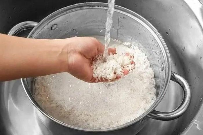 Không nên đặt gạo dưới vòi nước chảy liên tục trong thời gian dài