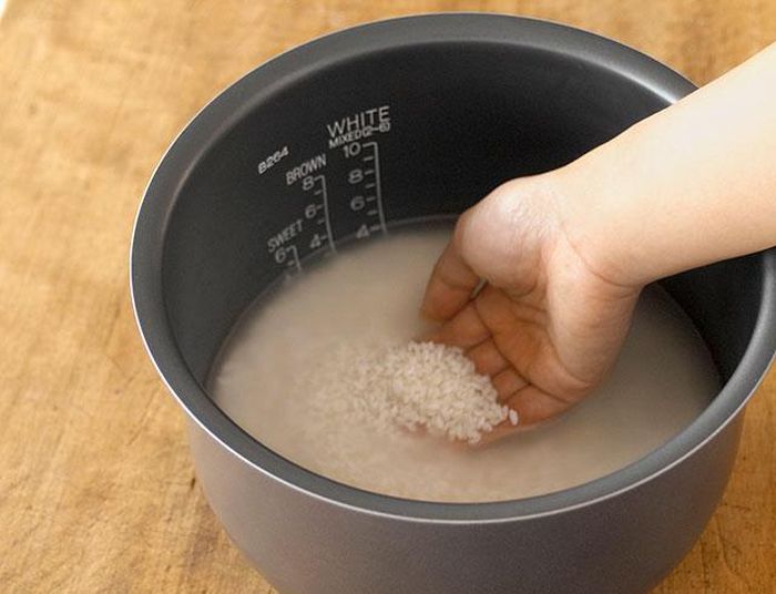 Vì sao gạo vẫn cần được vo trước khi nấu?