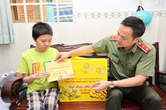 Trung tướng Mai Hoàng, Ủy viên Ban Thường vụ Thành ủy, Giám đốc Công an TPHCM thăm, tặng quà Tết cho cán bộ lão thành, người cao tuổi và các hoàn cảnh khó khăn ở TPHCM. Ảnh: ĐỨC NAM