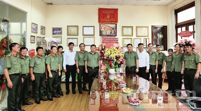 Đồng chí Mai Hoàng, Giám đốc Công an TP.Hồ Chí Minh dẫn đầu đoàn công tác đến thăm, chúc mừng Ban Chuyên đề Công an TP.Hồ Chí Minh nhân dịp kỷ niệm 100 ngày Báo chí Cách mạng Việt Nam (21/6/2025). Ảnh: Đức Nam