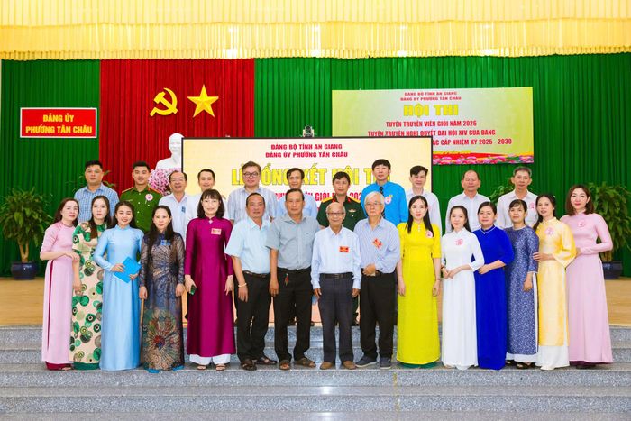 Ban Giám khảo hội thi chụp ảnh lưu niệm cùng các thí sinh