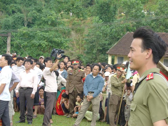 Nhà báo Trần Trung Sơn trong một lần cứu trợ lũ lụt ở Quảng Ngãi