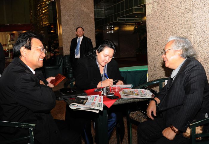 Tác giả bài viết luôn mang theo tờ Báo Công an TPHCM trong những chuyến công tác nước ngoài để tặng bạn bè và đồng nghiệp quốc tế