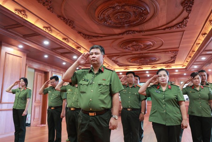 Đoàn đại biểu dành phút mặc niệm tưởng nhớ công lao to lớn của Chủ tịch Hồ Chí Minh