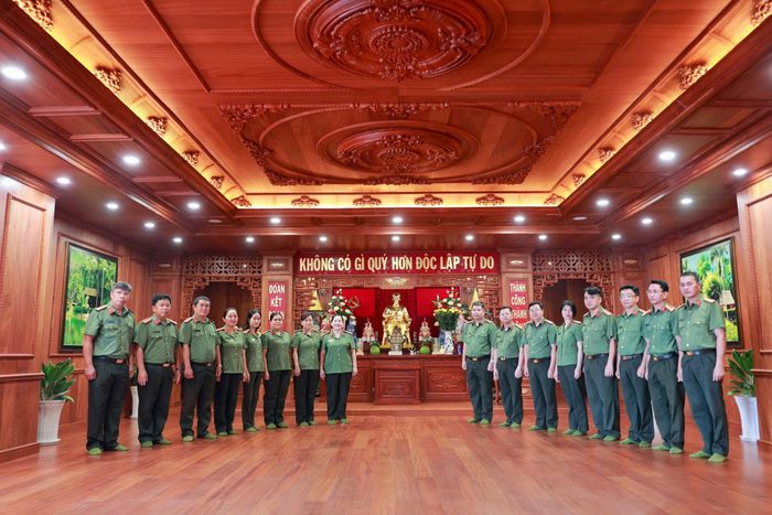 Đoàn chụp ảnh lưu niệm sau lễ dâng hương