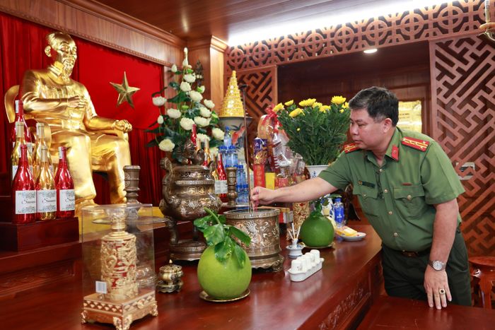 Đại tá Bùi Ngọc Giáp, Trưởng Ban Chuyên đề CATP thành kính dâng hương trước anh linh Chủ tịch Hồ Chí Minh