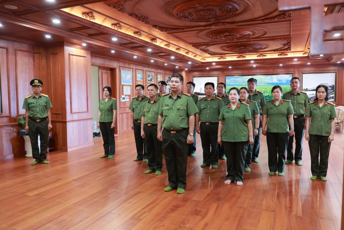 Đại tá Bùi Ngọc Giáp, Bí thư Đảng ủy, Trưởng Ban Chuyên đề Công an TPHCM cùng các đồng chí trong Đảng ủy, Ban biên tập và CBCS tham dự lễ dâng hương, dâng hoa tại Nhà tưởng niệm Chủ tịch Hồ Chí MInh