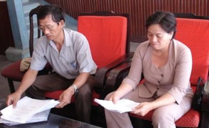 Bà Trần Thị Lệ Hoa cùng chồng đến Tòa soạn Báo CATP trình bày sau khi bị kết án 7 năm tù về tội "Giết người"