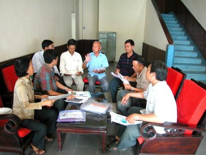 Phóng viên nghe người dân trình bày