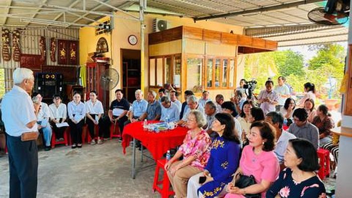 Ông Nguyễn Hữu Khánh chia sẻ kỷ niệm đẹp của mình với cố Thủ tướng Võ Văn Kiệt cho những người đến thắp hương
