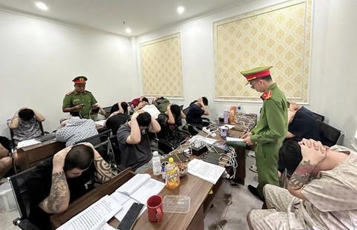 Nhóm nghi phạm bị phát hiện khi đang lập trung tâm lừa đảo công nghệ cao