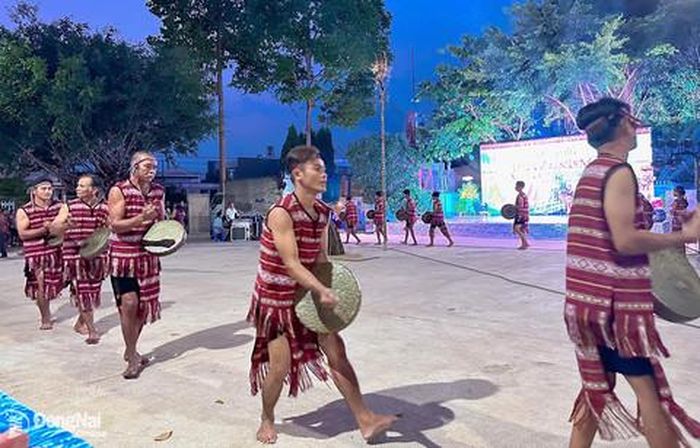 Đồng bào Chơro, TP.Đồng Nai biểu diễn cồng chiêng trong lễ hội Sayangva