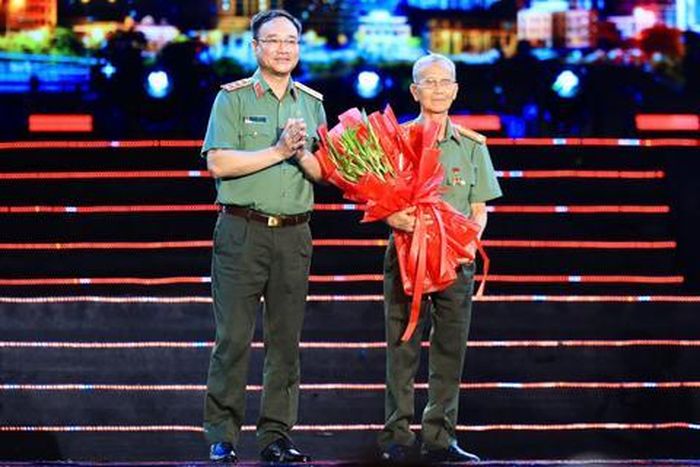 Thượng tướng Phạm Thế Tùng trao hoa tri ân Anh hùng LLVTND Võ Văn Em