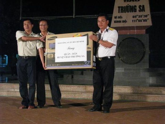 Chiếc tivi do Báo CATP tặng chiến sĩ Trường Sa năm 2010