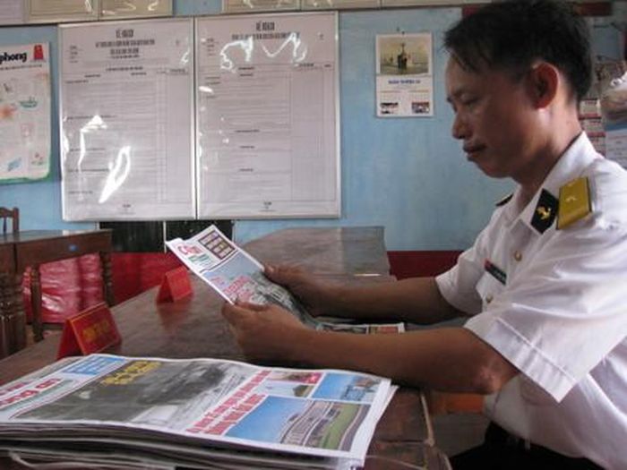 Báo CATP đến tay bạn đọc tại Trường Sa