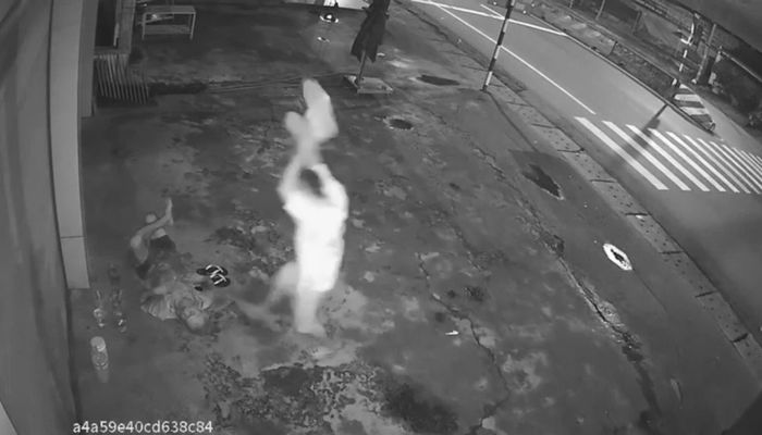 Hìanh ảnh camera ghi nhận việc thanh niên hành hung ông lão bán vé số
